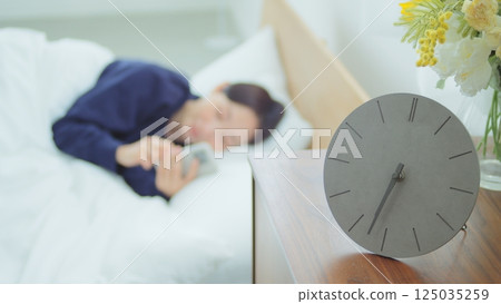 女人在床上操作智能手機 125035259