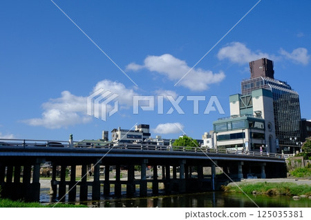 新三條大橋的夏季風景 125035381