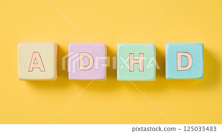 代表 ADHD 注意力不足過動症的彩色積木 |粉彩塊 125035483