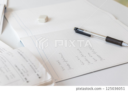 桌上擺放著筆記本和書寫工具 125036051