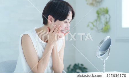 Skin care image for women in their 40s 125036178