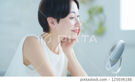 40歲女性的皮膚護理圖片 125036186