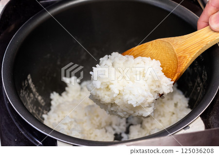 用飯匙舀米飯 125036208