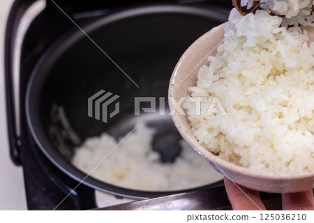 將米飯放入碗中 125036210