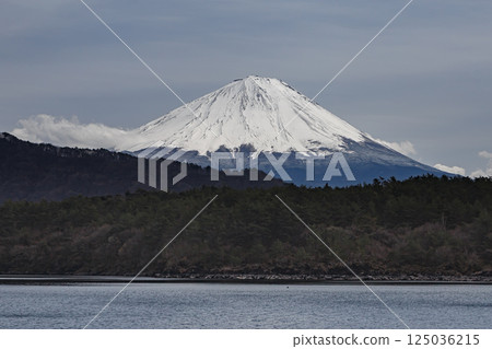 Fuji wishing from West Lake 125036215