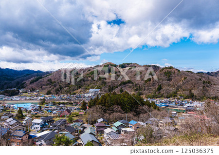 Early spring scenery of Shinshu Shinmachi seen from a high vantage point 125036375