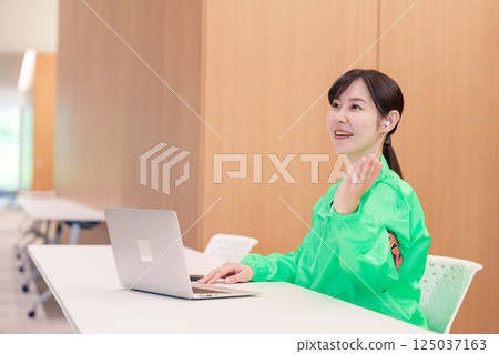工作人員在接待處引導顧客 125037163