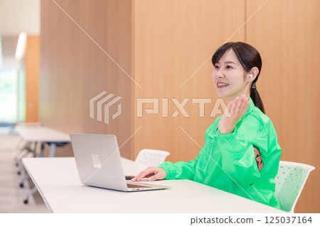 工作人員在接待處引導顧客 工作人員在接待處引導顧客 125037164