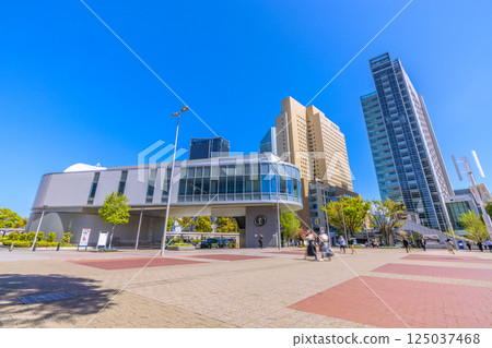 Tokyo cityscape in Japan, with fresh greenery in April. View of YOKOHAMA AIR CABIN Sakuragicho Station and buildings, etc. = 14th 125037468