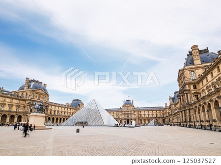 Paris Louvre Museum 125037527