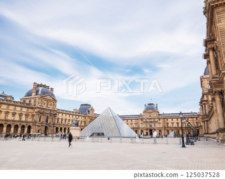Paris Louvre Museum 125037528