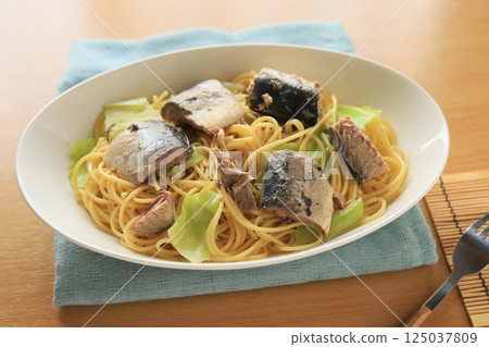 用奶油和醬油調味!煮鯖魚捲心菜意麵 用奶油和醬油調味!煮鯖魚捲心菜意麵 125037809