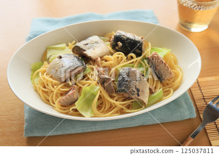 Seasoned with butter and soy sauce! Boiled mackerel and cabbage pasta Seasoned with butter and soy sauce! Boiled mackerel and cabbage pasta 125037811