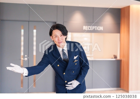 一位男酒店服務生微笑著為顧客服務 125038038
