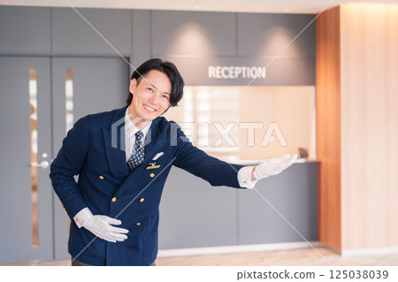 一位男酒店服務生微笑著為顧客服務 125038039