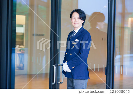 一位男酒店服務生微笑著為顧客服務 125038045