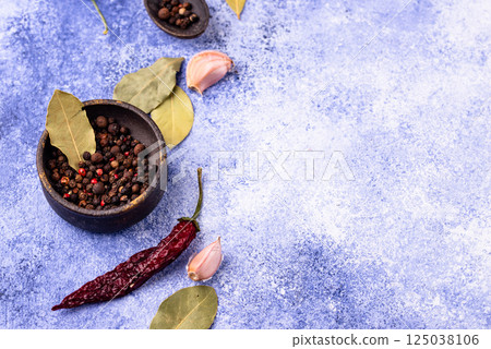 Culinary background with pepper, bay leaf and garlic 125038106