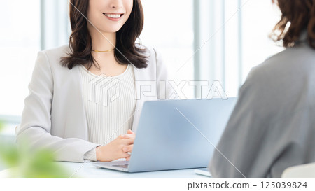 兩個女商人開會 125039824