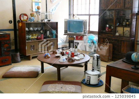 A round chabudai table, TV and electric fan from the Showa period in Hanamaki, Iwate Prefecture. Nostalgic Showa period items. 125039845
