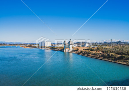 The Kikugawa River seen from Shiosai Bridge against the blue sky in Kakegawa City (Shizuoka Prefecture) 125039886