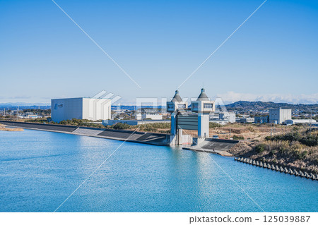 從掛川市（靜岡縣）的潮騷橋上眺望藍天下的菊川 125039887