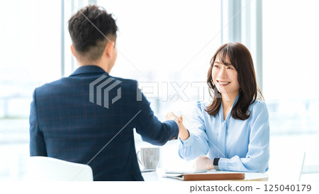 兩位微笑的商人握手 125040179
