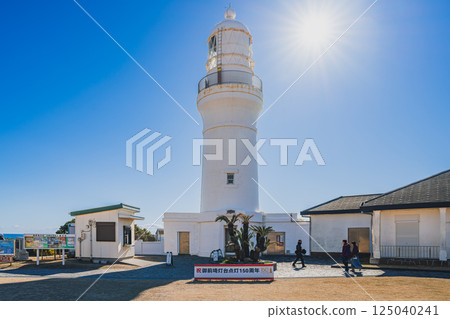 靜岡縣御前崎市的白色燈塔在湛藍的天空下閃閃發光，以紀念其亮燈 150 週年。 125040241