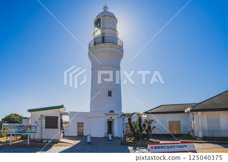 靜岡縣御前崎市的白色燈塔在湛藍的天空下閃閃發光，以紀念其亮燈 150 週年。 125040375