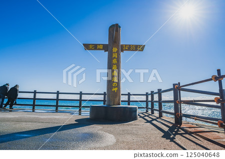 A view of the monument on the southernmost cape of Shizuoka Prefecture near the lighthouse in Omaezaki City (Shizuoka Prefecture) 125040648