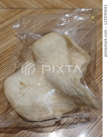 crackers in a plastic  125040681