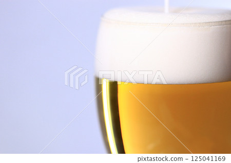 啤酒 16 啤酒倒入玻璃杯中 啤酒 16 啤酒倒入玻璃杯中 125041169