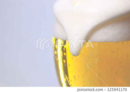 Beer 16 Beer overflows from the glass Beer 16 Beer overflows from the glass 125041170