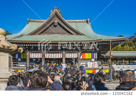靜岡縣袋井市寶田山尊永寺本堂前的拜年場景 125041182