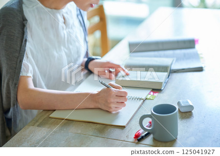 學習文本的女人的手 125041927