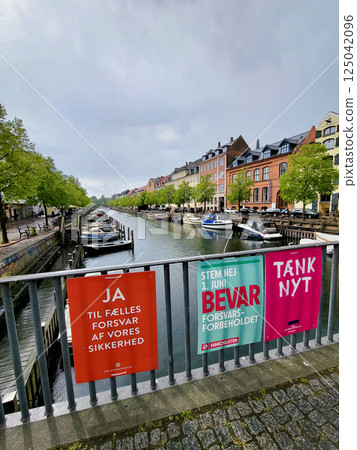 Amsterdam canal shot in daylight Amsterdam canal shot in daylight 125042096