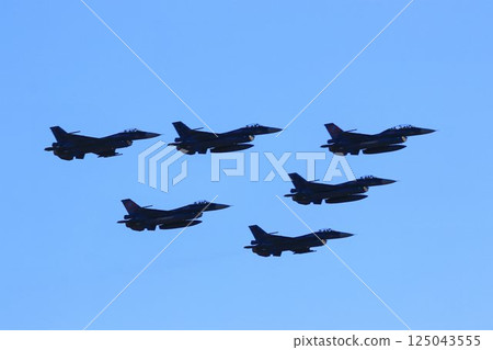 F-2 fighter jets flying in formation above Hyakuri Air Base, the key to the capital's air defense F-2 fighter jets flying in formation above Hyakuri Air Base, the key to the capital's air defense 125043555