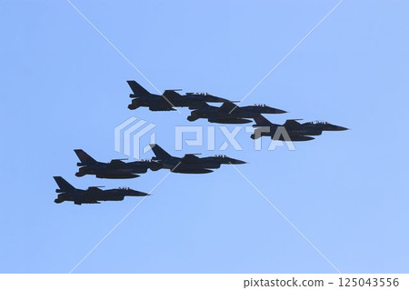 F-2 fighter jets flying in formation above Hyakuri Air Base, the key to the capital's air defense F-2 fighter jets flying in formation above Hyakuri Air Base, the key to the capital's air defense 125043556