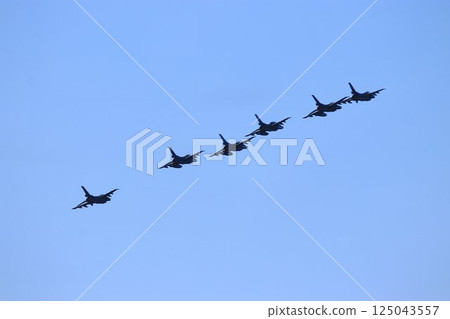 F-2 噴射戰鬥機編隊飛越首都防空的關鍵百里空軍基地 125043557