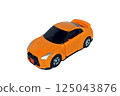 白色背景的橙色跑車微型車 125043876
