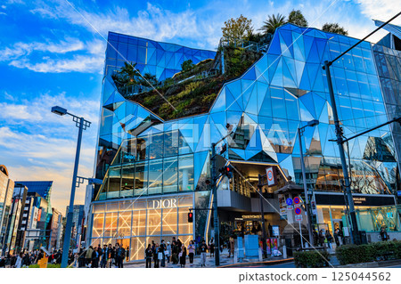 東京澀谷區、神宮前十字路口、東急廣場原宿「原門」的城市景觀 125044562