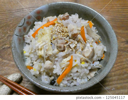 雞飯的照片，一道充滿風味的日本當地菜餚 125045117