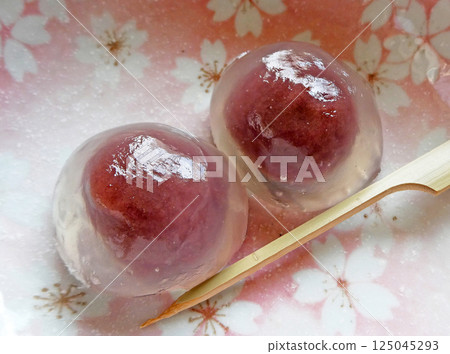 用透明豆沙餡製成的葛餅，盛在印有櫻花圖案的粉紅色碗中 125045293