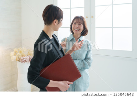 策劃師與資深女性顧客 125045648