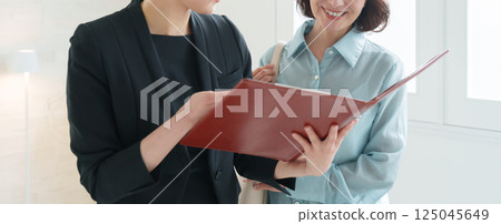 Planner and senior female customer 125045649