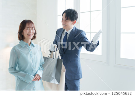 工作人員將行李交給顧客 125045652