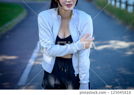 年輕女子在運動、受傷、危險、問題、節食、散步、散步時手臂受傷 125045818