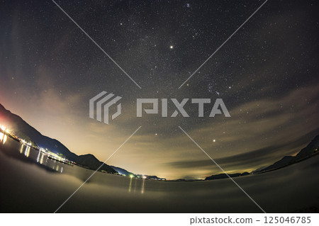 Setouchi autumn starry sky: Orion and winter diamonds among the clouds Setouchi autumn starry sky: Orion and winter diamonds among the clouds 125046785