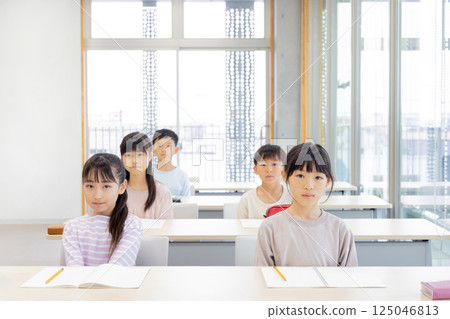 在補習班學習的小學生 在補習班學習的小學生 125046813