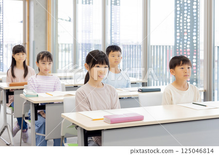 Elementary school students studying at cram school Elementary school students studying at cram school 125046814