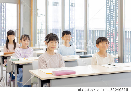 在補習班學習的小學生 在補習班學習的小學生 125046816